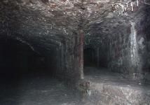 830282 Gezicht in de onderaardse gangen van de blootgelegde restanten van het vroegere Kasteel Vredenburg op het ...
